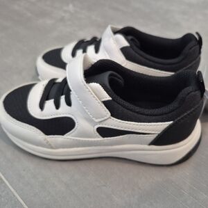 baby GAP kids black and white, velcro and sneakers size 11